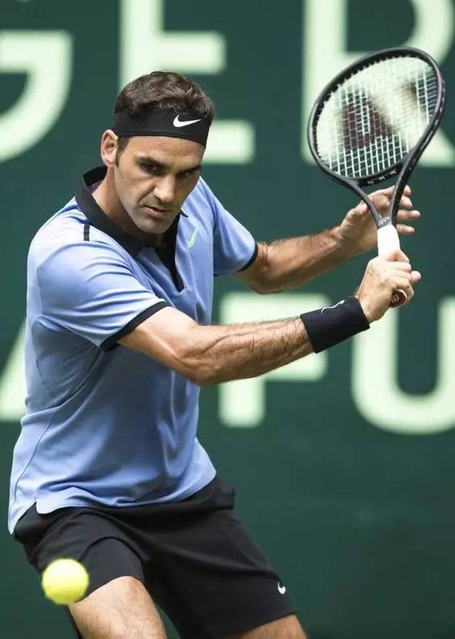 费德勒回归赛场，战术调整首场状态亮眼，巴黎圣日耳曼观众沸腾！的简单介绍